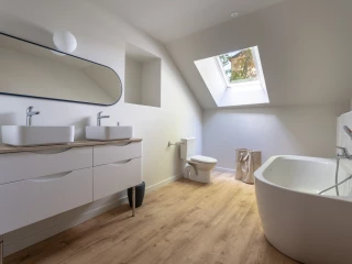 BATHROOMS/LAUNDRY ROOM